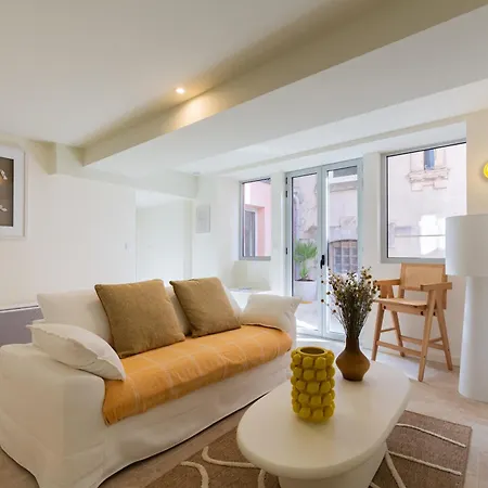 2 Pieces D'architecte Cour Privee Face Thermes *